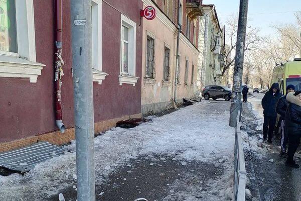 Глава СК России ждет доклад о рассле­до­вании дела по факту о падении снега на женщину и трех ее детей в Самаре
