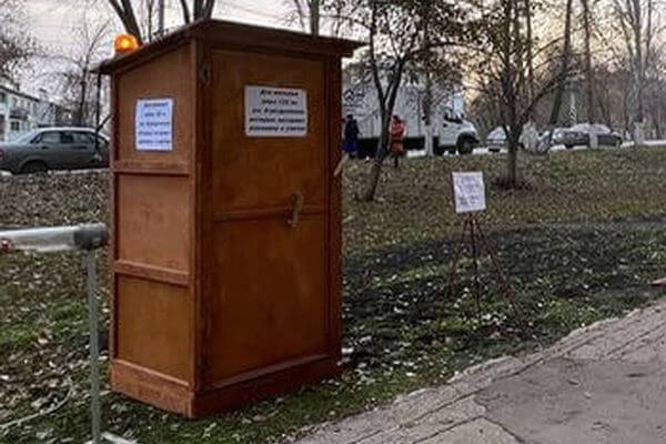 В Самаре на улице Мичурина установили деревянный туалет