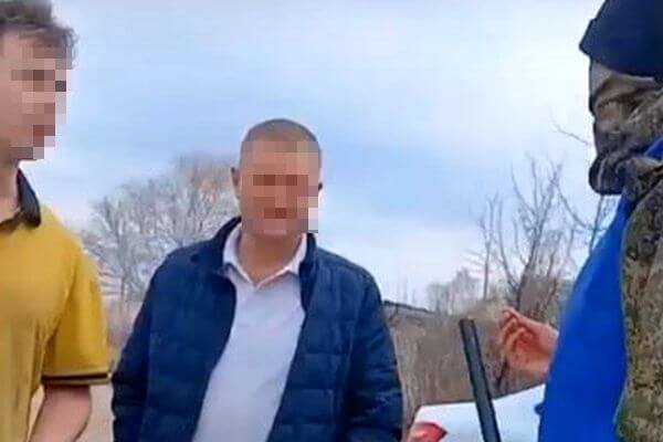 Жители Сызрани напали на ловцов собак и разбили их машину