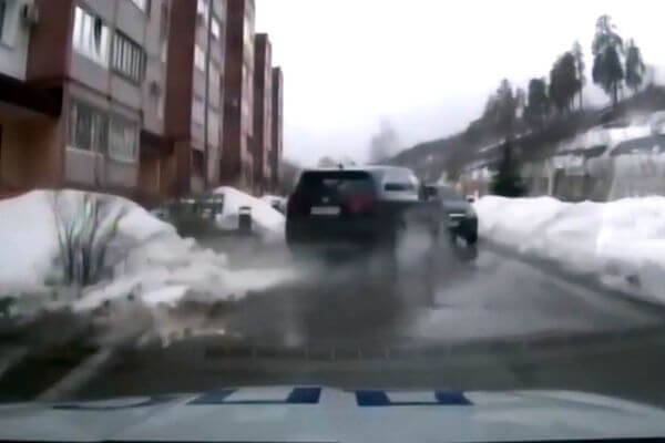 В Самарской области пьяный пенсионер на «Киа», уходя от полицейских, прота­ранил несколько автомобилей