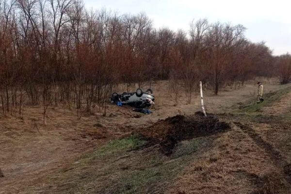 В Самарской области иномарка опроки­нулась, вылетев с дороги, водитель погиб