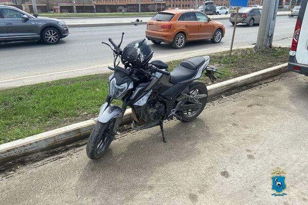 Два человека пострадали в столк­но­вении мотоцикла с автомо­билем в Самаре