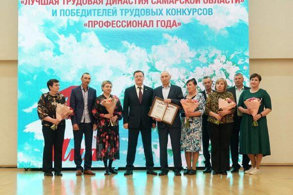 В Самарской области наградили трудовую династию, общий стаж которой 366 лет