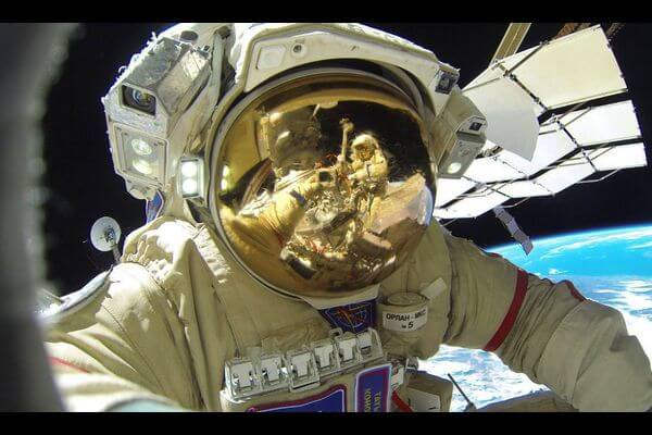Самарский космонавт Олег Кононенко показал селфи из открытого космоса