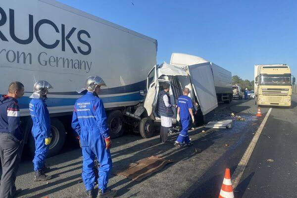 Три грузовика и ГАЗель столкнулись на трассе М5 в Самарской области