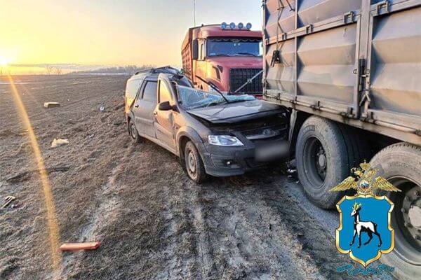 В Самарской области погиб водитель легко­вушки, которая врезалась в два грузовика