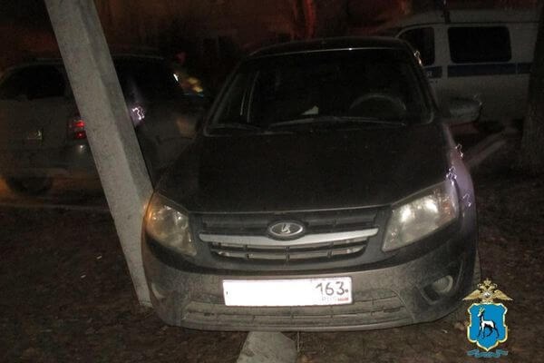 Начальница цеха из Самарской области привела домой незнакомца, а тот разбил ее машину