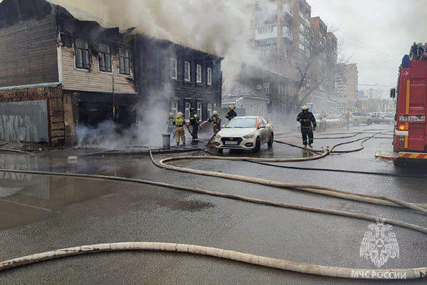 В центре Самары 98 человек тушили горящий двухэтажный дом
