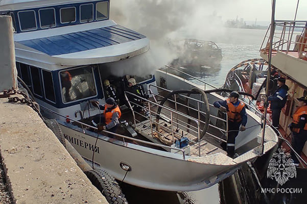 В Тольятти 18 единиц пожарной техники стянули в порт из-за возго­рания прогу­лочного судна