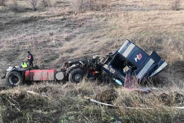 В Самарской области в результате аварии один грузовик вылетел с трассы, второй — врезался в ограждение