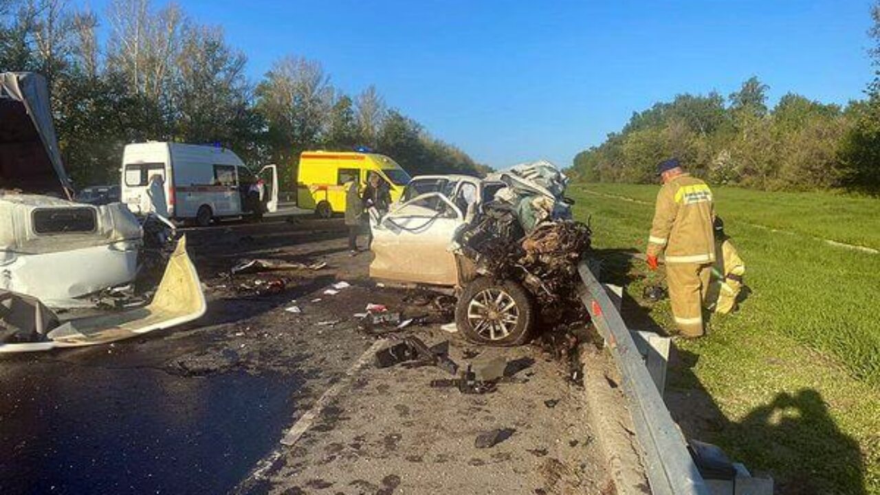 Четыре человека погибли в столкновении 3 автомобилей на трассе М5 в  Самарской области | CityTraffic