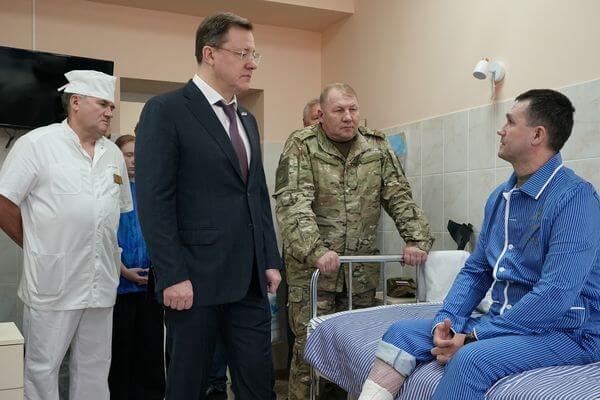 В госпи­талях Самары участники СВО получили подарки ко Дню Победы