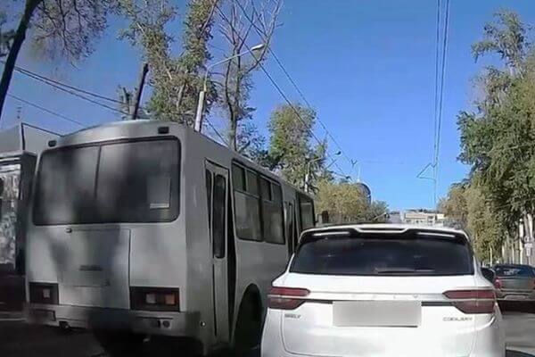 В Самаре водитель автобуса будет наказан за выезд на трамвайные пути