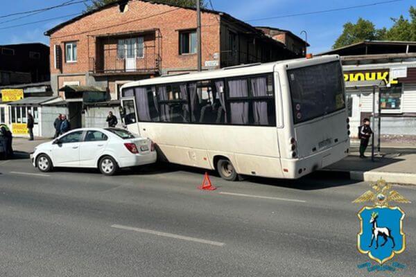 В Самаре автобус сбил мужчину на остановке