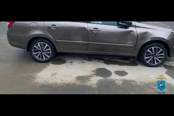 Житель Тольятти пинками повредил автомобиль земляка ко время дорожного конфликта