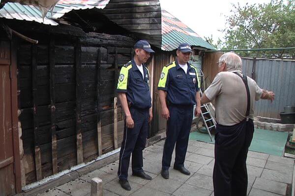 В Самарской области офицеры полиции спасли жизни пенсионеров во время пожара