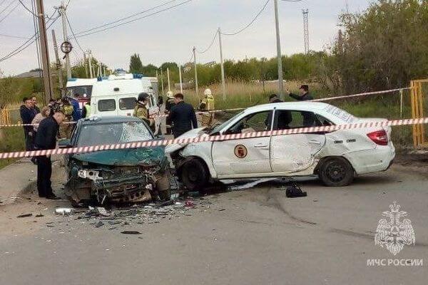 Четверо взрослых и подросток пострадали в столкновении 3 автомобилей в Самарской области