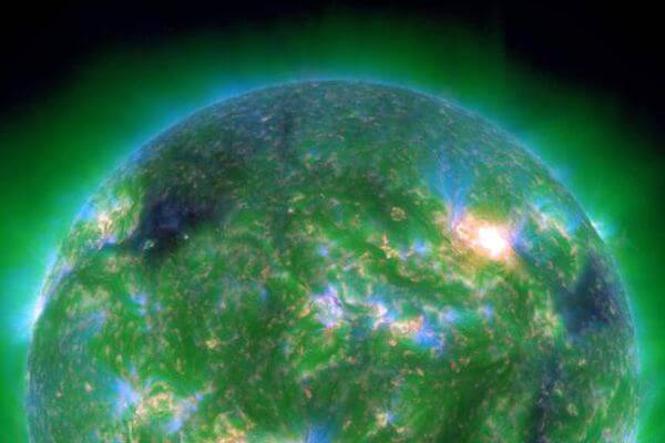 На Солнце 6 мая происходит исключительно крупная вспышка