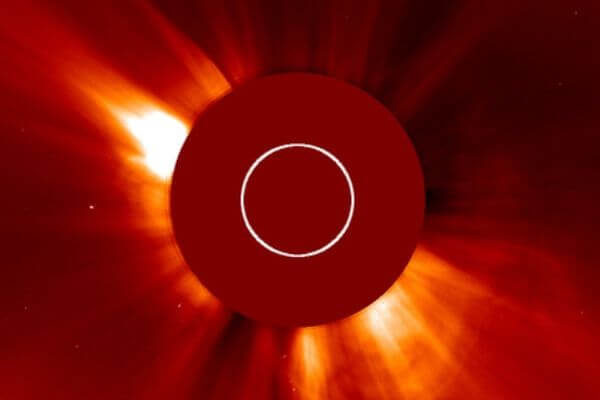 Двойная вспышка на Солнце, произо­шедшая 8 мая, будет иметь послед­ствия для Земли к субботе