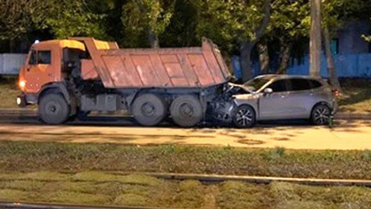 В Самаре женщина на кроссовере врезалась в самосвал и попала в больницу |  CityTraffic