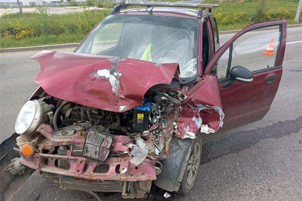 В Тольятти в больницу попала водитель малолит­ражки, которая врезалась во внедорожник