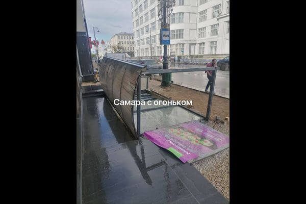 В Самаре шквалистый ветер 1 мая опрокинул остановку напротив здания городской администрации