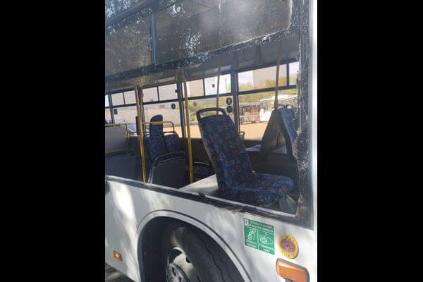 В Самаре подростки на самокатах разбили стекло автобуса, подъезжавшего к остановке