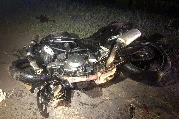 Три человека погибли в столк­но­вении легко­вушки с мотоциклом на трассе в Самарской области