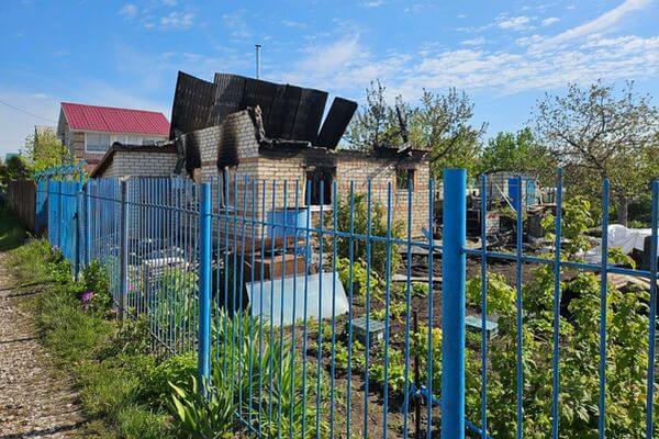 Два человека погибли на даче во время пожара в Самарской области