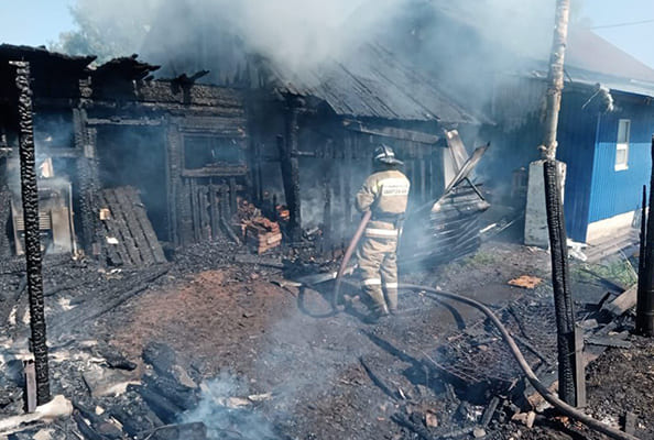 В Октябрьске 12 человек тушили горящий дом и надворные постройки