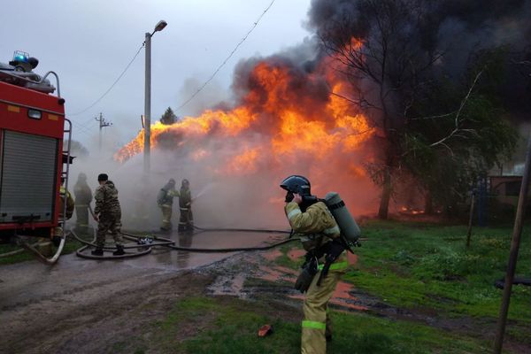 В Самарской области эваку­и­ровали 50 человек из-за горевших рядом с домами гаражей