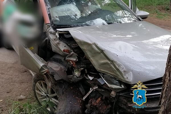 Под Тольятти 18-летний водитель на иномарке врезался в дерево
