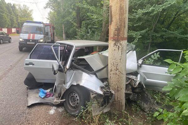 В Самарской области молодой водитель врезался в столб и попал в больницу