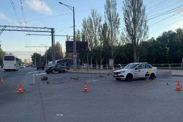 В Самаре пасса­жирка такси погибла в столк­но­вении двух автомобилей