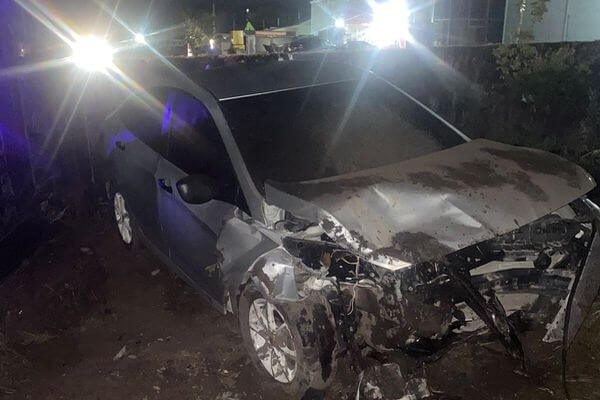 В Самарской области легковушка ночью врезалась в забор, водитель попал в больницу