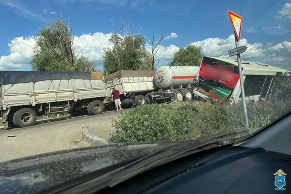 В Самаре столкнулись два грузовика  пассажирский автобус