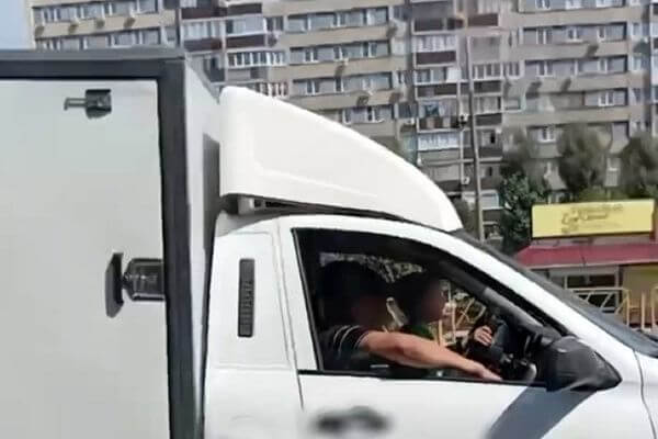 В Тольятти оштрафовали отца, который посадил за руль машины 5‑летнего сына