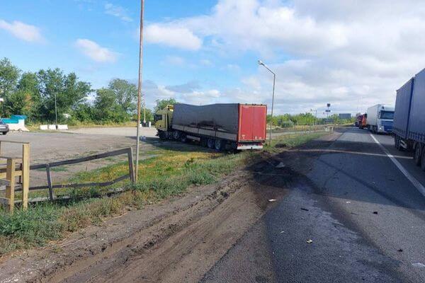 Водитель легко­вушки погиб в лобовом столк­но­вении с грузо­виком в Самарской области
