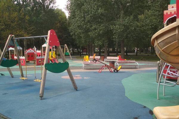 В Самаре до конца июля отремон­тируют две детских площадки в скверах