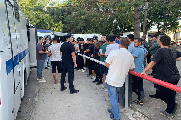 На овощной базе в Самаре полицейские выявили 10 нарушений мигра­ци­онного законодательства
