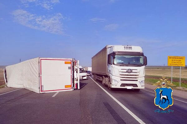 В Самарской области на трассе М5 опроки­нулся грузовик, столк­нувшись с другим большегрузом