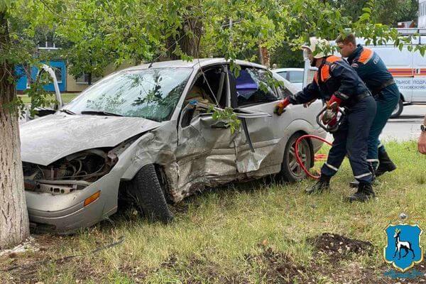 В Самарской области «Форд» ударился о «Гранту» и отлетел в дерево