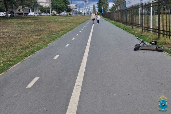 В Самаре парень на самокате сбил девушку — оба госпитализированы