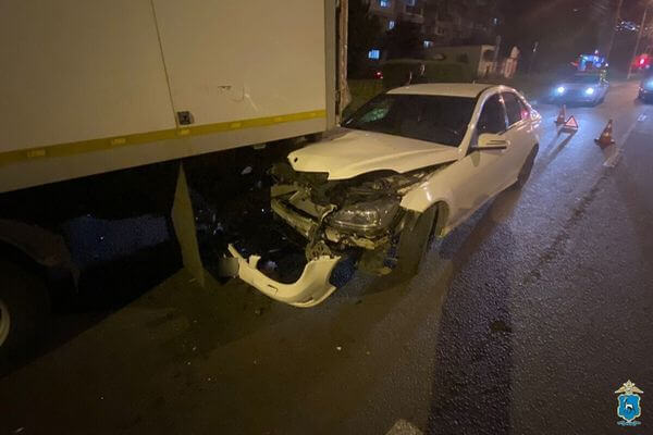 В Тольятти пострадала пассажирка «Мерседеса», который врезался в припаркованный КАМАЗ