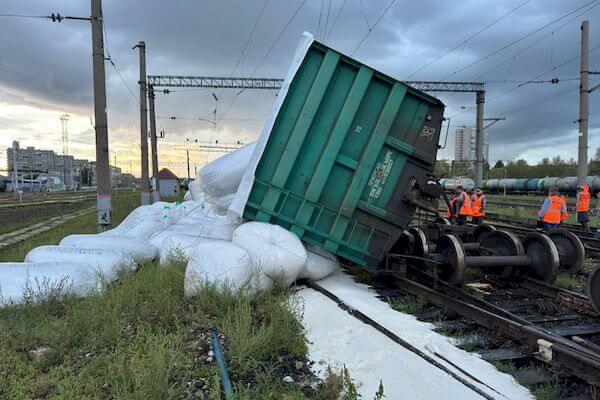 В Тольятти опроки­нулись 3 вагона с азотным удобрением