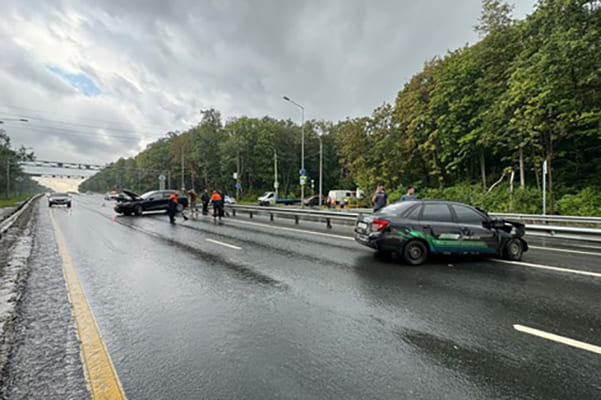 В Самаре Lada врезалась в металлическое ограждение после столкновения с автомобилем Volkswagen