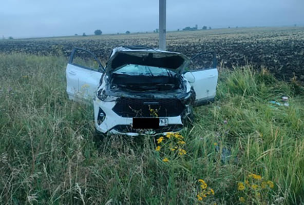 В Самарской области в больницу попали водитель и пассажирка автомобиля Haval, который оказался в кювете