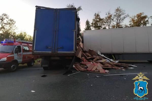 Один человек погиб в столк­но­вении двух грузо­виков на трассе М5 в Самарской области