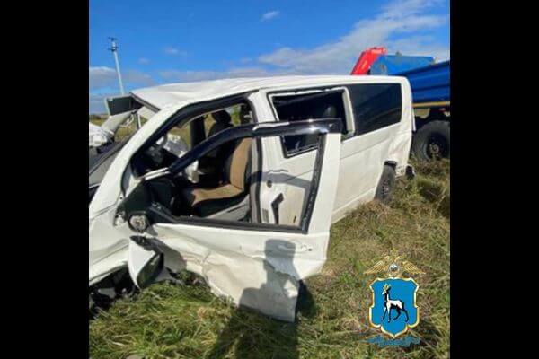 В Самарской области минивэн вылетел с дороги, столк­нувшись с внедорожником