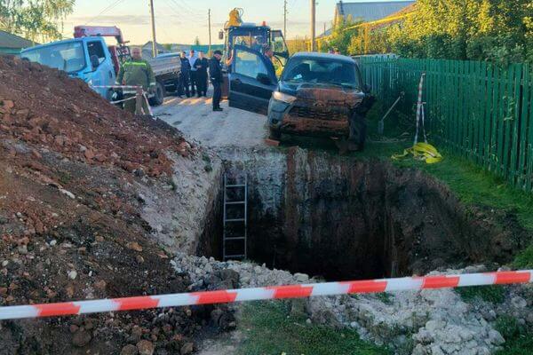 Погиб водитель внедо­рожника, упавшего в яму в селе Самарской области